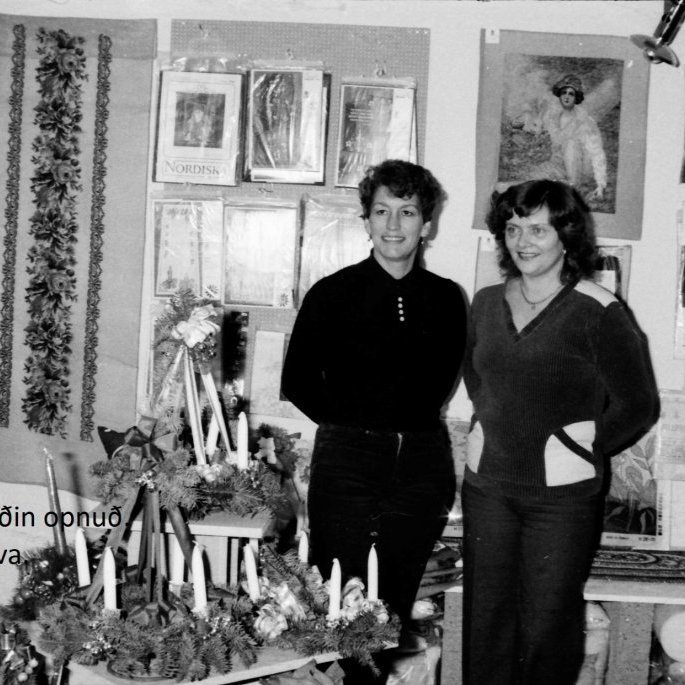 Á þessari skemmtilegu mynd frá árinu 1979 eru þær Svava og Hulda í hannyrðabúðinn Hvönn sem þær opnuðu á neðri hæðinni á Hamrahlíð 9 en fluttu síðan í stærra húsnæði á Nesvegi 5 Grundarfirði. Svava sem var mikill fagurkeri og vann í blómabúð eftir að þau hjónin fluttu suður og voru þekktar fallegu blómaskreytingar Svövu
