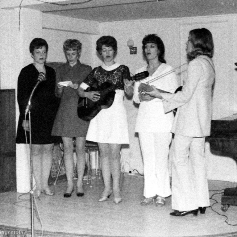 Þessar flottu konur eru með tónlistaratriði á litla sviðinu í Samkomuhúsinu á árunum á milli 1965 – 1970. Talið frá vinstri Jensína Guðmundsdóttir, Sigurrós Árnadóttir, Kristín Friðfinnsdóttir, Svava Axelsdóttir og Auðbjörg Árnadóttir