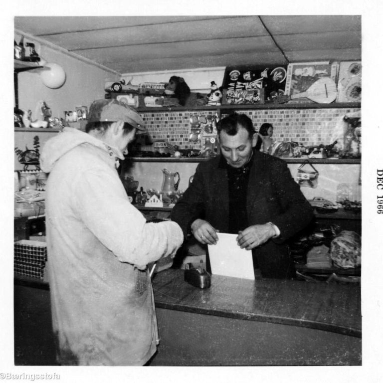 Þessi skemmtilega mynd er frá árinu 1966 og er tekin í Þórðarbúð, Þórður Pálson er þarna með jólaverslun í gangi og eins og sést kennir ýmissa grasa, hver er maðurinn sem Þórður er að afgreiða? Þessi mynd sýnir glöggt tíðarandan fyrir 60 árum og hvað breytingarnar hafa verið hraðar og miklar á þessum áratugum. Langt ferðalag var í höfuðborgina þar sem fleirri verslanir voru og þá einhverjar sérverslanir en engir stórmarkaðir og hvorki Kringlan né Smáralind, póstverslun bæði innanlands og erlendis frá  var ekki einusinni í viltustu draumum fólks þessi ár en jólaandin var til staðar eins og í dag bara allt á rólegri nótunum.