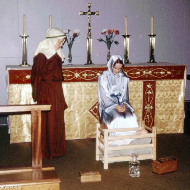 Þessi fallega mynd er frá helgileiknum árið 1973, þá var helgileikurin í höndum fermingarárgangs 1974 en það voru börn fædd í stóra fæðingarárgangnum 1960. Myndin sýnir Jósep og Maríu með Jesúbarnið í jötunni og fremst á myndinni eru gjafirnar sem vitringarnir frá Austurlöndum höfðu fært barninu, gull, reykelsi og myrru. Á myndinni eru þau Hafsteinn Garðarsson og Guðrún Halldórsdóttir.