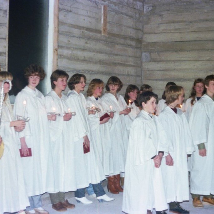 Þessi mynd er tekin í nýbyggingu Grundarfjarðarkirkju, lenging kirkjunnar í endanlega stærð, turninn og andyrið. Þarna er árgangur 1967 fermingarárgangur ársins sem fermdist 1981 með helgileikinn, einnig eru til aðstoðar nokkrir úr árgang 1965 og 1966. Nöfn þeirra sem þekkjast á myndinni talið frá vinstri eru Heimir Jónsson, Jófríður Anna Jónsdóttir, Svava Einarsdóttir, Ásta Mósesdóttir, Bergþóra Sigurðardóttir, Guðný Lóa Oddsdóttir, Valdís Kjartansdóttir, Anna Brynjarsdóttir, Bergsveinn Hallgrímsson, Frank Russel, Jóhanna Rós Friðgeirsdóttir, Elías Magnús Rögnvaldsson, Arna Árnadóttir og Brynhildur Ólafsdóttir.