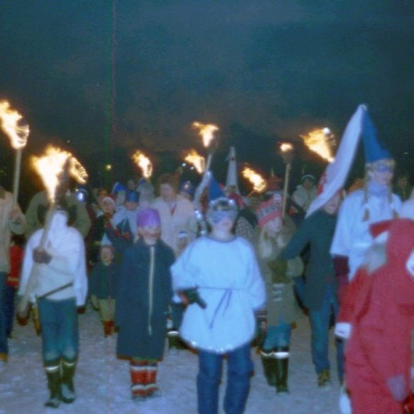 Þessi mynd sýnir áramót fyrir aldamótin 2000, þá var gengið fylgtu liði að áramótabrennunni sem var þarna á túninu sem nú er Grundargata 30 og Heilsugæslan, í þá daga var túnið kallað skrúðgarðurinn þótt aðeins væri þar tún og ekki eitt tré nema á milli jóla og þrettándans þegar sett var niður myndarlegt ljósum skreytt jólatré. Myndin er frekar óskýr en samt má þekkja nokkra á myndinni, talið frá vinstri Hafsteinn Jónsson, Þórunn Kristinsdóttir og Guðmundur Einisson.