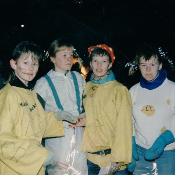 Þessar ungu dömur eru uppáklæddar fyrir Þrettándan og klárar með blysin sín. Talið frá vinstri: Þórkatla Ragnarsdóttir. Jófríður Friðgeirsdóttir, Sædís Helga Guðmundsdóttir og Kristín Ýr Pálmarsdóttir.