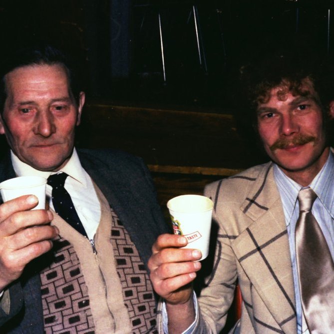 Áramótadansleikur í samkomuhúsinu í Grundarfirði og þarna eru þeir félagar Sigurður Stefánsson og Kjartan Jeremíasson að skála fyrir nýju ári. Hvaða ár getur það verið?