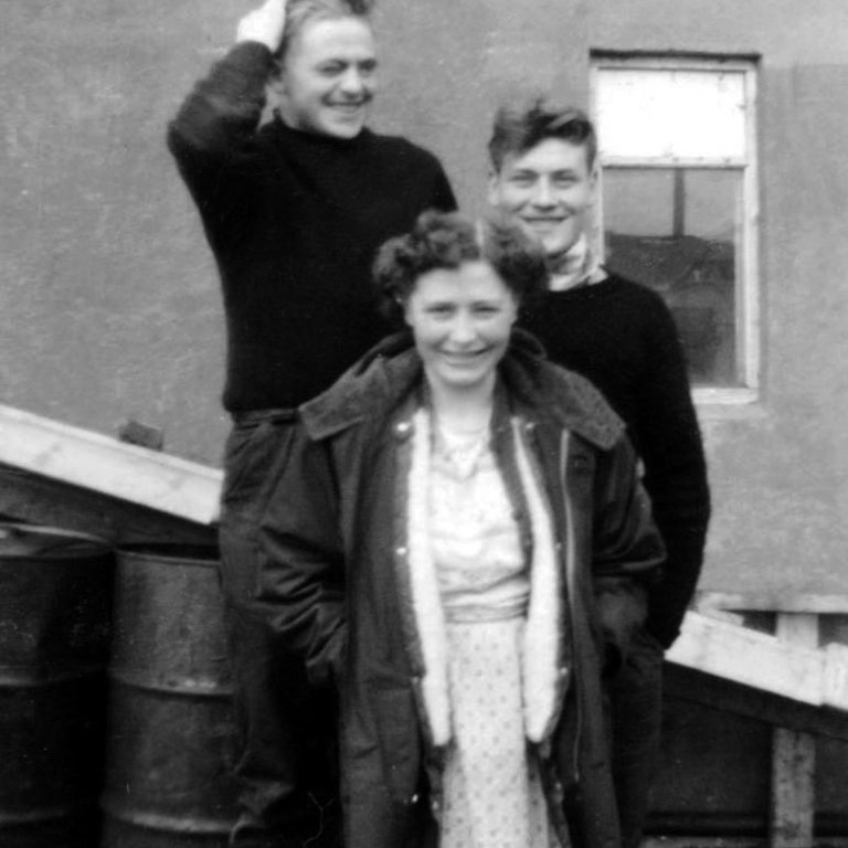 Þessi einstaklega skemmtilega mynd af ungu og kátu fólki er líklega tekin á fyrstu árum Röggu og Óla saman, þarna eru þau fyrir framan Hraðfrystihús Grundarfjarðar ásamt Ella Guðjóns frá Skallabúðum. Talið frá vinstri Ólafur Gíslason, Ragnheiður Skarphéðinsdóttir og Elis Guðjónsson.