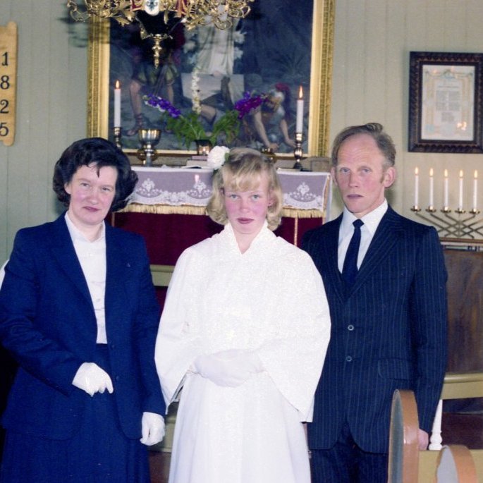 Á þessari mynd hjónin frá Naustum þau Margrét Hallsdóttir og Páll Torfason ásamt fermingarstúlkunni sinni Sigríði Herdísi Pálsdóttur í Setbergskirkju á fermingardegi Siggu Dísar.