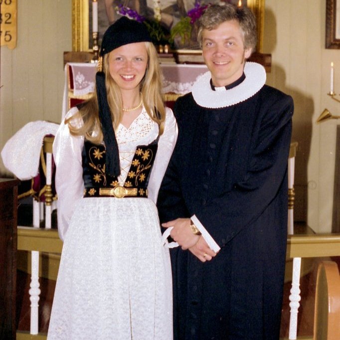 Presthjónin þau frú Sigríður Anna Þórðardóttir og séra Jón Þorsteinsson í Setbergskirkju á Hvítasunnudegi árið 1980.