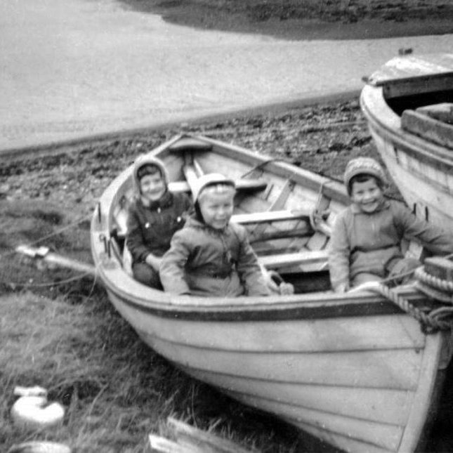 Þessi mynd er líklega tekin fyrir árið 1960 þegar börnin léku sét úti og líktu eftir lífi og störfum foreldranna, þessi börn eru að fara á sjóin að sækja sér í soðið á árabát. Gætu þetta verið systurnar Ragnheiður Sigurðardóttir til hægri og Helga Gróa til hægri? Það væri gaman að fá það staðfest og einni hver er í miðjunni?