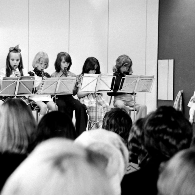 Aðdragandi stofnunar Tónlistarskóla Grundarfjarðar: Það var árið 1974 sem séra Magnús Guðmundsson lét af prestskap við Grundarfjarðarkirkju. Þá misstu Grundfirðingar ekki aðeins prestinn sinn heldur einnig organistann, því frú Áslaug Sigurbjörnsdóttir kona Magnúsar hafði verið organisti kirkjunnar. Í Grundarfjörð réðst þá séra Jón Þorsteinsson en organista vantaði og var enginn í byggðarlaginu sem treysti sér til að sinna slíku starfi eða hafði þekkingu til þess. Margir komu að því að aðstoða við organistastarfið og má þar nefna Níels Friðfinnsson og organista frá Stykkishólmi og Ólafsvík. Því var ljóst að söfnuðurinn varð að auglýsa eftir organista. Formaður sóknarnefndar Aðalsteinn Friðfinnsson hafði frétt að á bænum Jörfa í Kolbeinsstaðarhreppi væri stúlka, Kristín Jóhannesdóttir, sem var nýútskrifaður organisti frá Tónskóla Þjóðkirkjunnar. Hún kom og kannaði aðstæður og varð úr að hún var ráðin organisti frá ársbyrjun 1975. Starf organista var og er ekki fullur starfsvettvangur í svona litlu samfélagi var því ráðist í það að stofna tónlistarfélag sem átti að koma á fót tónlistarskóla í sveitinni. Það voru sr. Jón og kona hans hún Sigríður Anna sem börðust fyrir því að komið yrði á fót tónlistarskóla. Sóknarnefnd og sveitarstjórn skiptu á milli sín kostnaði við stöðu organista og skólastjóra tónlistarskólans. Frá fyrstu tónleikunum blokkflautu nemendur talið frá vinstri, Arna Árnadóttir, Brynhildur Ólafsdóttir, Jófríður Anna Jónsdóttir, Sóley Soffaníasardóttir, Ragnheiður Elísdóttir og Jóhanna Rós Friðgeirsdóttir, lengst til hægri er kennarinn þeirra Kristín Jóhannesdóttir.