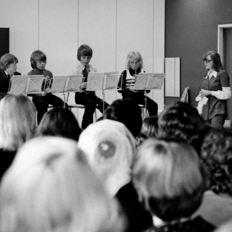 Blokkflautu nemendur Kristínar Jóhannesdóttur sem stendur lengst til hægri og stjórnar þeim. Talið frá vinstri Bjarki Sæþór Aðalsteinsson, Svavar Sigmundsson, Valgeir Magnússon og Kristján Magni Oddsson