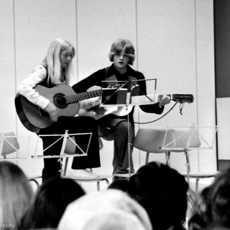 Tónleikarnir í maí 1975, gítarnemendurnir Kristín Anna Alfreðsdóttir og Erna Birna Arnardóttir Forberg. Í upphafi var aðeins kennt á píanó, blokkflautu og gítar. Kennslugreinar sem eru í boði í dag eru: píanó, hljómborð, bassi, gítar, ukulele, rafgítar, trommur/slagverk, þverflauta, klarínett, saxófónn, sóp.& alt. blokkflautur, trompet, horn, básúna, túba, söngur, tónfræði, hljómfræði, tónheyrn, skólahljómsveit.