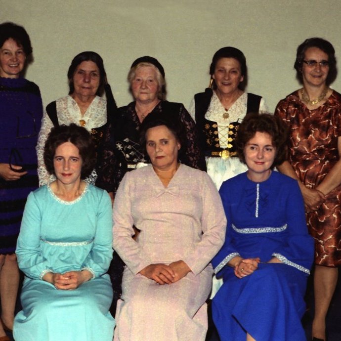 Dagur kvenfélagskonunnar er laugardaginn 1. febrúar, af því tilefni setjum við inn nokkrar valdar myndir sem sýna frá leik og störfum kvenfélagskvenna í Gleym mér ei. Glæsilegar og sparibúnar kvenfélagskonur í kvenfélaginu Gleym mér ei. Efri röð talið frá vinstri, Sigurlín Guðmundsdóttir, Elna Bárðarson, Björg Hermannsdóttir, Ólöf Þorleifsdóttir, Þórdís Þorleifsdóttir, Elísabet Jóhannesdóttir og Petrea Guðný Pálsdóttir. Neðri röð talið frá vinstri, Vigdís Gunnarsdóttir, Bára Hallgrímsdóttir og Marta Böðvarsdóttir.