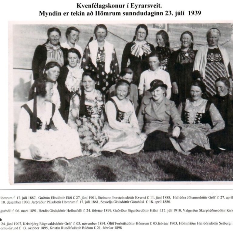 Kvenfélagskonur í Eyrarsveit, myndin er tekin að Hömrum 23. júlí 1939. Kvenfélagið Gleym mér ei var stofnað sunnudaginn 10. júlí 1932 í Þinghúsinu að Grund, voru stofnendur sautján að tölu. Félagið stóð fyrir jólatrésskemmtunum fyrir börn í fimm áratugi, gekkst fyrir starfrækslu matjurtagarða og hélt saumanámskeið til að efla heimilisiðnað. Félagið keypti spunavél sem staðsett var á Grund fyrstu árin en var á Hömrum eftir að nýja húsið reis. Kvenfélagið gekkst fyrir því að styðja barnmörg og fátæk heimili og upp úr því var stofnaður Líknar¬sjóður sem veitti bæði peningagjafir en keypti einnig ýmis tæki og lyf til útláns eða sölu eftir aðstæðum. Kirkju- og safnaðarmál voru félagskonum hugleikin. Keypt var orgel fyrir safnaðarstarfið í Grafarnesi, hökull og fermingarkirtlar fyrir Setbergskirkju og átti félagið stóran þátt í byggingu og búnaði Grundarfjarðarkirkju sem vígð var árið 1966. Kvenfélagið hefur víða látið muna um sig í gegnum árin: Leiktæki í Leikskólann Sólvöllum og Grunnskóla Grundarfjarðar, Saumavélar í grunnskólann, stillanleg rúm og lyfjaskápur fyrir Dvalarheimilið Fellaskjól, styrkur til skammtímavistunar á Gufuskálum, lækningatæki fyrir Heilsugæslustöðina og fjölskyldur studdar vegna veikinda. Landssafnanir fyrir stórum lækninga-tækjum eru studdar og Krabbameinsfélag Íslands  - selt glossið „Á allra vörum“. Á árunum 1999-2009 styrkti kvenfélagið ýmsa aðila, þar á meðal fjölskyldur vegna veikinda, um 3,2 millj. Þetta er bara brot af því sem Gleym mér ei hefur staðið fyrirog gefið til samfélagsins í gegn um áratugina en félagið verður 86 ára í sumar.