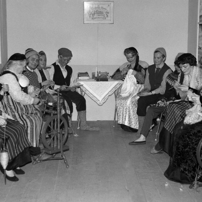 Kvenfélagið var duglegt að halda skemmtanir, bæði fyrir sig og aðra. Hér er mynd af einni skemmtun þar sem þær setja upp leikþátt í samkomuhúsinu í byrjun sjöunda áratugsins.