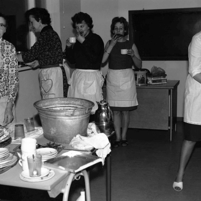 Stund milli stríða, á þessari skemmtilegu mynd eru kvenfélagskonur að fá sér smá næringu eftir annasaman dag. Myndin er tekin í nýa barnaskólanum í Grundarfirði sem tók til starfa 6 janúar árið 1962 og væri gaman að vita hvert tilefnið er af þessari veislu. Konur hafa löngum verið duglegar að redda málum og vinna við allskonar aðstæður, það hefur ekki verið nein aðstaða í skólanum til þess að þvo upp leirtauið þannig að þvottabali er notaður til verksins. Í hægra horninu sést mjólkurbrúsi og spurning hvort hann geymir vatn til afnota í uppvaskið eða hvort hann geymir mjólk sem notur hefur verið í veislunni, en þess skal getið að Mjólkurstöðin í Grafarnesi tók til starfa 20 febrúar árið 1964, einnig gæti verið að mjólkin komi í svona stórum brúsum beint frá sveitabæ í nágrenninu? Margir muna enn þann dag í dag eftir skólastofunni, borðunum með snaga fyrir skólatöskur kennaraborðinu og töflunni. Þessar myndarlegu konur eru talið frá vinstri, Valgerður Skarphéðinsdóttir frá Kirkjufelli, Inga Jóna Kristjánsdóttir Kvíabryggju, Hulda Valdimarsdóttir?, Jónína Kristjánsdóttir og Jónína Arndal.