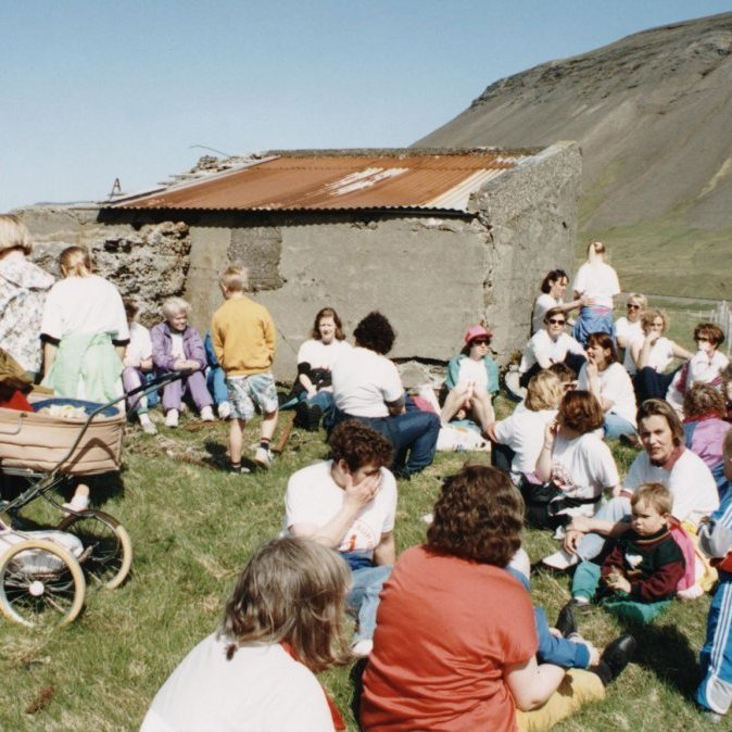 Kvennahlaupið sem var stór viðburður í rúm 30 ár var í umsjá kvenfélagsins fyrstu árin, hér kemur skemmtileg mynd frá fyrsta hlaupinu og þáttaka kvenna og barna í Grundarfirði var mjög góð í fallegu veðri. Farið var inn á Grundarkamb þar sem Bæring hefur tekið þessa skemmtilegu mynd. Tilgangurinn með Kvennahlaupinu í upphafi var að fá konur til að stunda líkamsrækt og sýna samstöðu í því efni. Þess vegna er konum boðið að leggja mislangar vegalengdir að baki á þeim hraða sem hver þeirra ræður við. Í hlaupinu geta konur sameinað holla hreyfingu og útiveru og lögð er áhersla á samstöðu kvenna. Það gefur hlaupinu aukið gildi að það fer jafnan fram á kvenréttindadeginum 19. júní eða sem næst honum. Fyrsta kvennahlaup ÍSÍ haldið árið 1990, aðalhlaupið var í Garðabæ en einnig var hlaupið frá sjö öðrum stöðum á landinu.