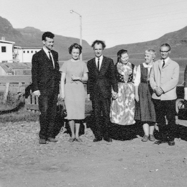 Þessi mynd er tekin af heiðursfólki líklega sumarið 1966 þegar Grundarfjarðarkirkja var vígð. Talið frá vinstri séra Magnús Guðmundsson, frú Áslaug Sigurbjörnsdóttir, herra Sigurbjörn Einarsson biskup, frú  (1959 - 1981), frú Magnea Þorkelsdóttir, okkur vantar nöfn næstu tveggja á myndinni en síðan koma hjónin Rannveig Sigurbjörnsdóttir og séra Bernharður Guðmundsson.