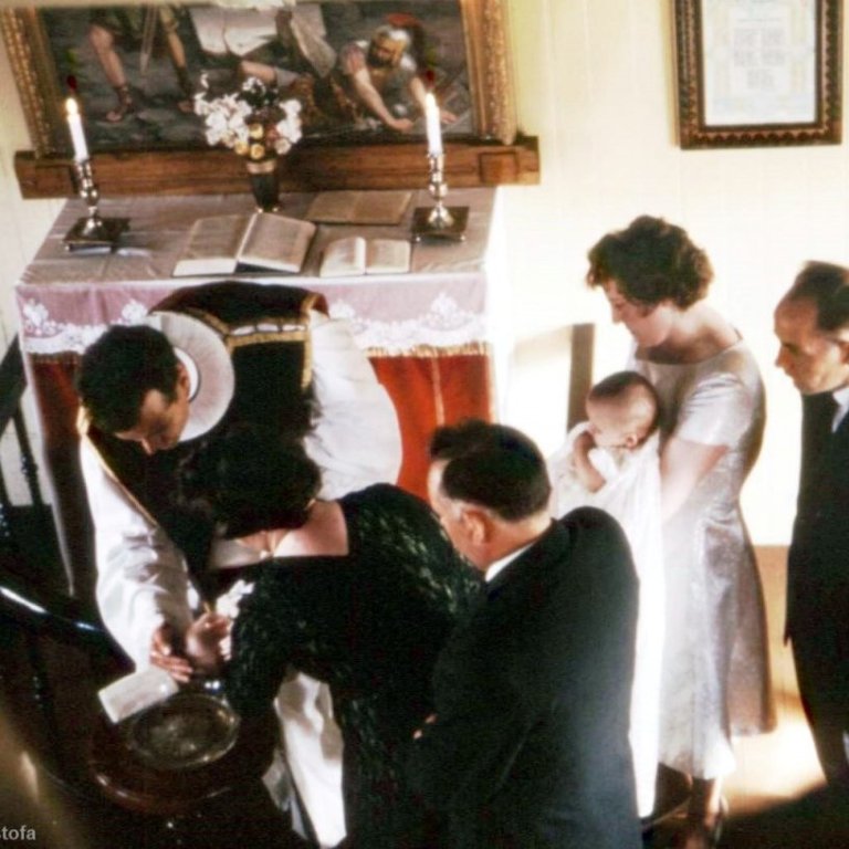 Séra Magnús Guðmundsson skírir þær frænkur Sólrúnu og Jóhönnu í Setbergskirkju árið 1964. Talið frá vinstri séra Magnús Guðmundssonm Sólrún Halldórsdóttir, Pálína Gísladóttir, Halldór Finnsson, Jóhanna Elísdóttir, Hulda Valdimarsdóttir og Elís Gíslason.