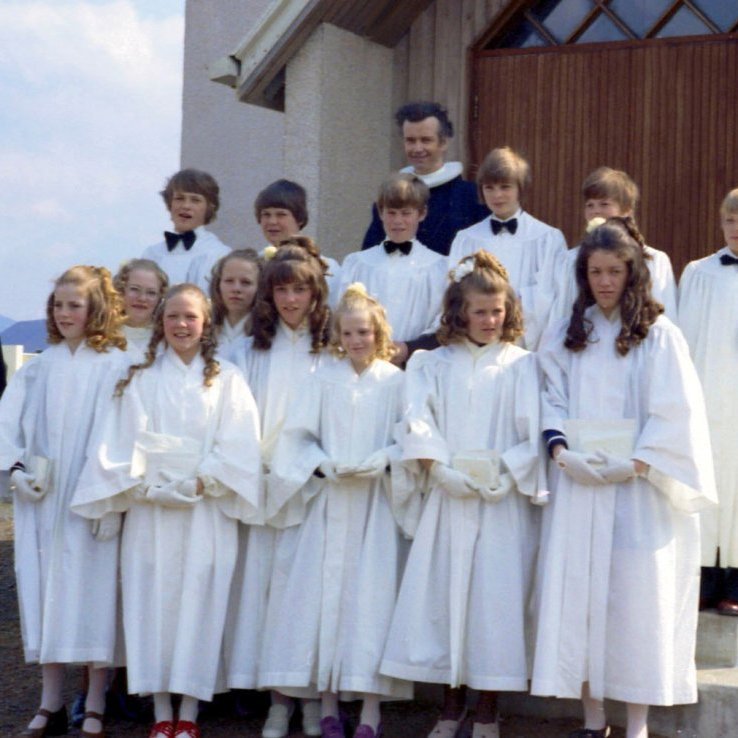 Fríður hópur fermingabarna sem fædd voru árið 1958 og fermdust árið 1972 ásamt presti sínum séra Magnúsi Guðmundssyni. Talið frá vinstri stúlkurnar, Sigríður Herdís Ólafsdóttir, Dagný Jeremíasdóttir, Guðmunda Inga Forberg, Lína Björk Sigmundsdóttir, Valgerður Gísladóttir, Elín Katla Elíasdóttir, Sigrún Edda Hringsdóttir og Sigríður Högnadóttir, drengirnir, Valdimar Þorvarðarson, Stefán Gunnar Tómasson, Guðjón Elisson, Hjálmtýr Sæmundur Halldórsson, Guðjón Árni Þórólfsson og Hjörtur Rósmann Jónsson.