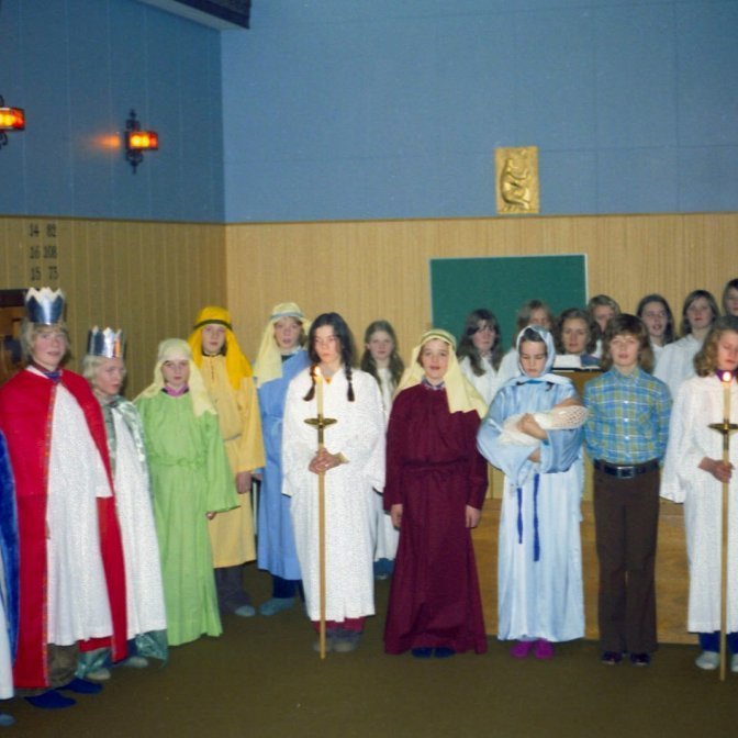 Árlega til fjölda ára var á aðventunni helgileikur jólaguðspjallið sem tilvonandi fermingarbörn léku í. Þetta er í desember árið 1973 fermingarbörn ársins 1974 sem var síðasti fermingarhópur séra Magnúsar Guðmundssonar sem varð að hætta sem prestur þar sem parkinson sjúkdómurinn hafði ágerst mikið síðan hann greindist með sjúkdóminn þá rétt rúmlega fertugur. Séra Magnús sat samt ekki auðum höndum eftir að fjölskyldan flutti suðun, hann starfaði við prófarkalestur námsbóka, þýddi bækur og skrifaði fjölda greina um kristileg málefni bæði í innlend og erlend tímarit, Magnús tók virkan þátt í störfum Parkinsonsamtakanna frá stofnun þeirra og sá um útgáfu fréttabréfs samtakanna frá 1986 – 1996. Hann varð heiðursfélagi Hallgrímsdeildar Prestafélags Íslands árið 1990 og Parkinsonssamtakanna árið 2000.