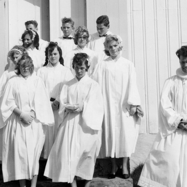 Þessi mynd sýnir séra Magnús Guðmundsson ásamt fermingarárgangi 1961, börn fædd árið 1947.     Á fremri röð frá vinstri, Laufey Jeremíasdóttir, Jóhanna Kristín Kristjánsdóttir, Birna Ragnheiður Pétursdóttir og Vilborg Karlsdóttir, aftari röð frá vinstri Auður Elimarsdóttir, Kristinn Guðni Jóhannsson, Hallgrímur Hallgrímsson, Jóna Guðrún Guðmundsdóttir og Þórarinn Gunnarsson.