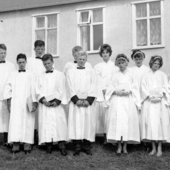 Hér er mynd af fermingarárgangi 1962 börn sem fædd eru árið 1948, myndin er tekin fyrir framan prestbústaðin á Setbergi og í baksýn má sjá meðhjálparann Finn Sveinbjörnsson. Talið frá vinstri, séra Magnús Guðmundsson, Runólfur Guðmundsson, Mannfreð Jóhannes Körner, Víðir Jóhannsson, Bjarni Eyjólfsson, Gunnar Halldór Ingvarsson, Ásmundur Karlsson, Ágústa Hrund Emilsdóttir, Þórdís Jeremíasdóttir, Halla Halldórsdóttir, Steinbjörg Elíasdóttir og Salbjörg Nóadóttir.