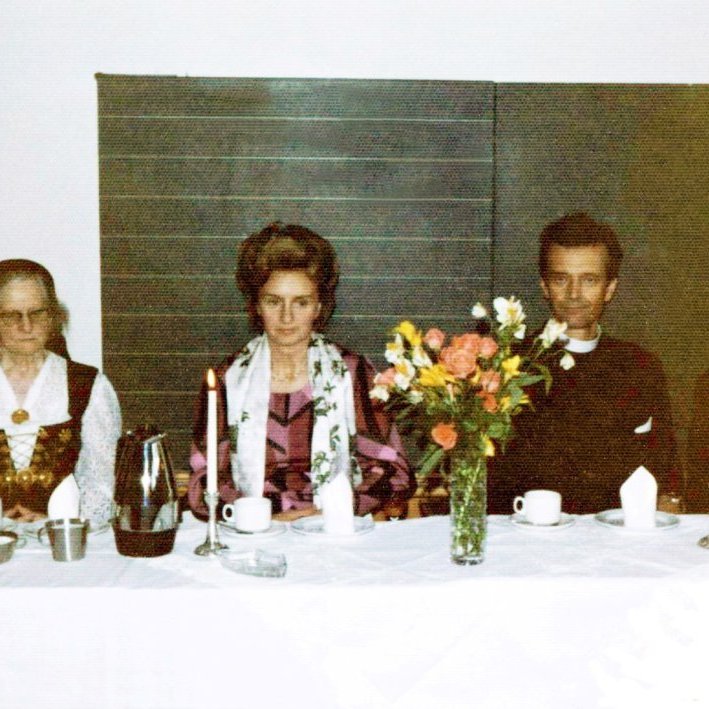 Þessi mynd er tekin í kveðjuhófi til heiðurs þeim séra Magnúsi og frú Áslaugu Sigurbjörnsdóttir, á myndinni með þeim eru hjónin Halla Halldórsdóttir og Finnur Sveinbjörnsson meðhjálpari.