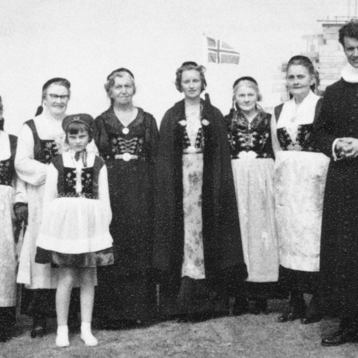 Á þessari mynd eru prestshjónin ásamt konum og stúlku í íslenskum þjóðbúning fyrir framan kirkjubygginguna. Talið frá vinstri, Halla Halldórsdóttir, Halldóra Jóhannsdóttir, Unnur Haraldsdóttir, frú Áslaug Sigurbjörnsdóttir, Herdís Gísladóttir,  Sigríður Elísdóttir og séra Magnús Guðmundsson. Stúlkan er Gerður Sigurðardóttir.