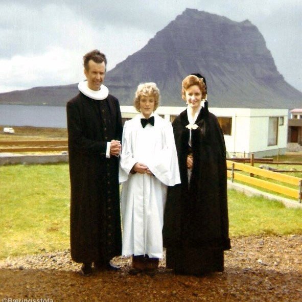 Hér eru prestshjóninn sr. Magnús Guðmundsson og frú Áslaug Sigurbjörnsdóttir ásamt einkasyni sínum Sigurbirni Magnússyni á fermingardegi hans.