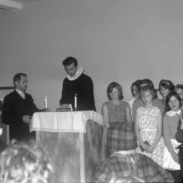 Þessi mynd er tekin 6.janúar árið 1962 þegar nýji skólinn var vígður. Séra Magnús Guðmundsson vígði skólann,  hjá honum stendur skólastjórinn Svavar Jónsson. Það má þekkja flest þessi myndarlegu ungmenni en væri gaman að fá nöfnin þeirra.