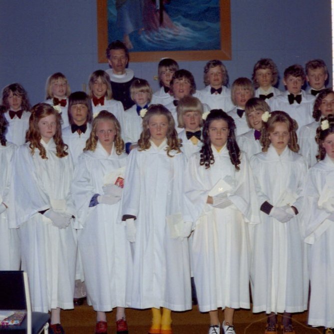 Hér séra Magnús með fermingarbörnum árið 1973, verið að ferma ungmenni fædd árið 1959.      Nöfn: Trausti Grundfjörð Björgvinsson, Ólafur Jón Guðmundsson, Emil Emilsson, Victor Ívar Ström, séra Magnús Guðmundsson, Sigmundur Magnús Elíasson, Sævar Pálsson, Kristbjörn Rafnsson,    Hinrik Hringsson, Sigurþór Þórólfsson, Lárus Guðbjörn Þorvarðarsson, Svanur Guðmundsson, Sigurbjörn Magnússon, Jón Sigurðsson, Óskar Arnórsson, Jens Kristján Jensson,                                                                                                                              fremri röð: Steinunn Hrund Jóhannsdóttir, Jóna Björk Ragnarsdóttir, Jóhanna Guðmundsdóttir, Hafdís Gísladóttir, Hjördís Fríða Jónsdóttir, Harpa Karlsdóttir og Vilborg Jónsdóttir.