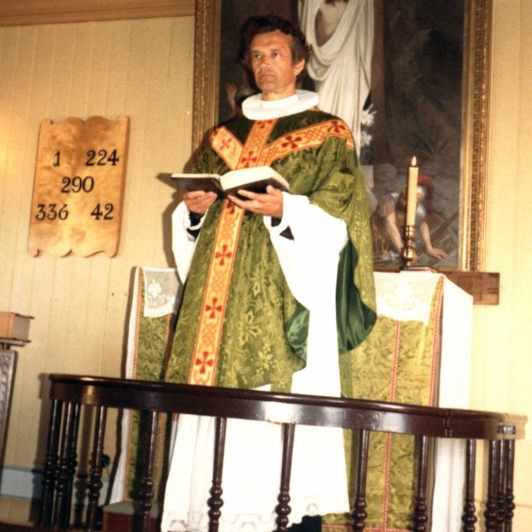 Sr. Magnús Guðmundsson messar í Setbergskirkju.