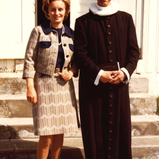 Falleg mynd að glæsilegum prestshjónum, frú Áslaug Sigurbjörnsdóttir og sr. Magnús Guðmundsson fyrir framan Setbergskirkju. Afmælisdagur séra Magnúsar, 29. janúar, var alltaf sérlegur hátíðisdagur á Grundarfirði, því sagt var að fyrst sæist til sólar á afmælisdegi prestsins sem var fæddur 29.janúar árið 1925 og hefði því orðið 100 ára þann dag í ár. Við setjum inn honum til heiðurs nokkrar myndir í gegnum líf hans í Grundarfirði.