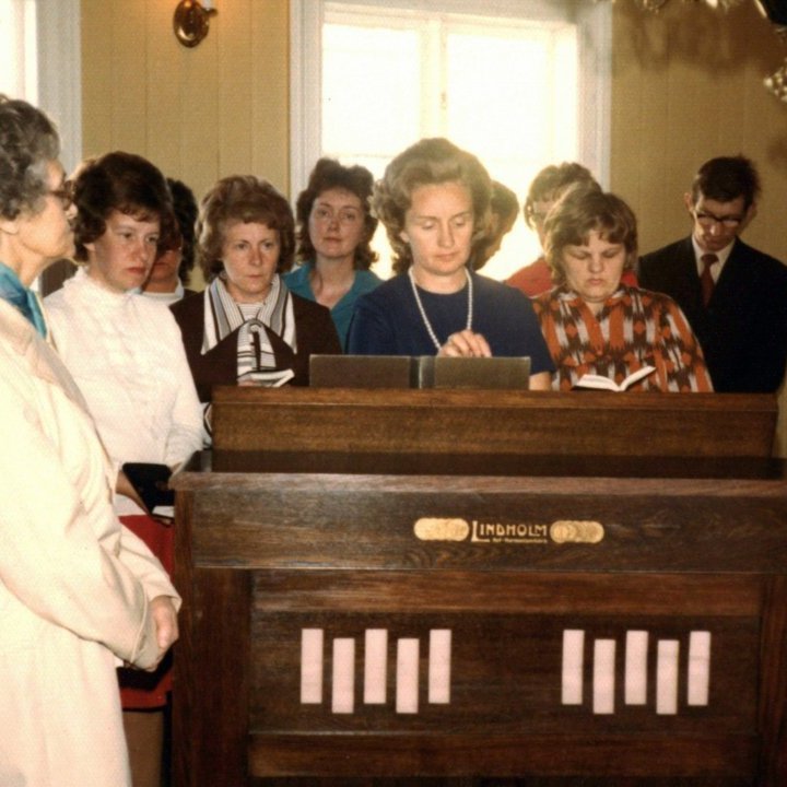 Frú Áslaug Sigurbjörnsdóttir var mikið meira en prestfrú, hún var organisti og kórstjórnandi okkar Grundfirðinga og Eyrsveitinga og einnig hjúkrunar kona sem veitti okkur mikið öryggi og þjónusta hennar var einstök enda var Áslaug fær hjúkrunarfræðingur og yndisleg manneskja sem hafði góð áhrif á alla sem hún hitti á lífsleiðinni. Áslaug var sæmd riddarakrossi íslensku Fálkaorðunnar árið 2000 fyrir mannúðarstörf. Hér er organistinn og kórstjórnandinn Áslaug að spila á orgelið við messu í Setbergskirkju ásamt kirkjukórnum, talið frá vinstri Guðrún Árnadóttir, Margrét Hallsdóttir, Guðlaug Guðmundsdóttir, Guðný Hjartardóttir, Marta Böðvarsdóttir, Aðalheiður Magnúsdóttir, Jóhanna Gústafsdóttir og Kjartan Gunnarsson.