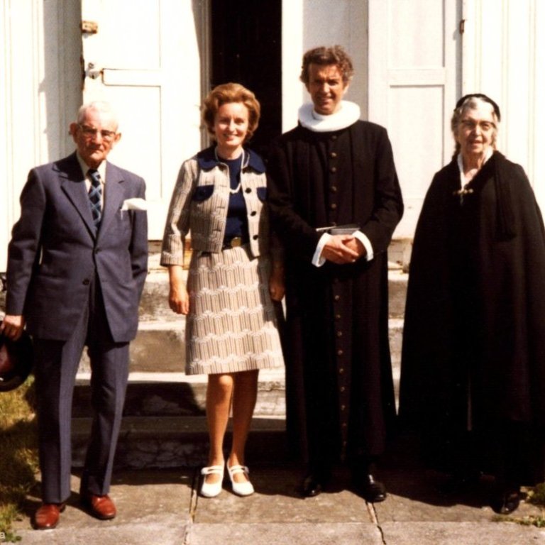 Eftir messu í Setbergskirkju á fallegum degi eru prestshjónin frú Áslaug Sigurbjörnsdóttir og Séra Magnús Guðmundsson með foreldrum Áslaugar þeim Sigurbirni Þorkelssyni í Vísi og Unni Haraldsdóttur.