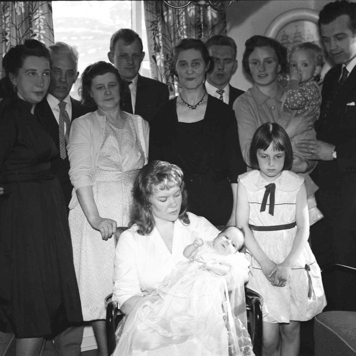 Þessa fallegu mynd tók Bæring í skírn Agnesar Arnardóttir. Talið frá vinstri Guðbjörg Pálsdóttir, Elimar Tómasson, Ásgerður Guðmundsdóttir, Guðrún Sólveig Árnadóttir, Kristján Ólafsson, frú Áslaug Sigurbjörnsdóttir, Sigurbjörn Magnússon og séra Magnús Guðmundsson, Fremst á myndinni er Halldóra Guðrún Ólafsdóttir seð dóttur sína Agnesi Arnardóttir og hjá þeim stendur Alda Björnsdóttir