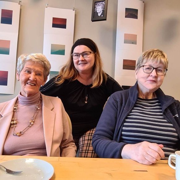 Patricia naut þess að eiga stund með félögum sínum. Á þessari mynd er hún með félögum sínum í Sögumiðstöðinni þar sem félag eldriborgara í Grundarfirði er með bollusölu og bollukaffi bolludagshelgina. Talið frá vinstri Steinunn Hansdóttir, Olga Sædís Aðalsteinsdóttir og Patricia Ann Heggie.