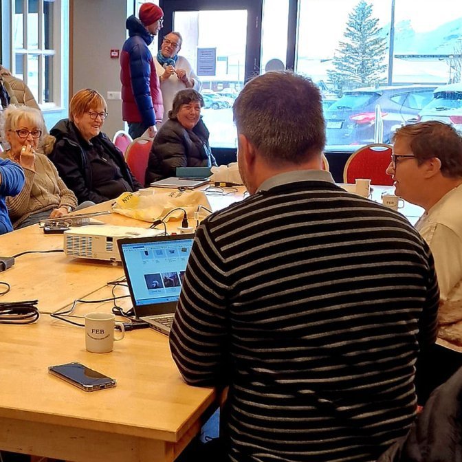 Eins og sjá má á þessari mynd er oft glatt á hjalla hjá eldriborgurum í Grundarfirði sem þarna eru á tölvunámskeiði í Sögumiðstöðinni. Talið frá vinstri, Þórunn Kristinsdóttir, María Gunnarsdóttir, Patricia Ann Heggie og Inga Gyða Bragadóttir, fyrir aftan þau eru á spjalli sr. Aðalsteinn Þorvaldsson og Ragnheiður Sigurðardóttir. Hinumegin við borðið eru tölvukennarinn ásamt þeim Helgu Fríðu Tómasdóttur og Hjördísi Hlíðkvist Bjarnadóttur.