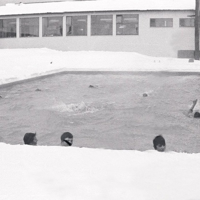 ,,Á laugarbakkanum hittum við P. Guðráð Pétursson, sem á annríkt við að kenna ungviði Grundarfjarðar sundtökin. Hann segir að laugin hafi gjörbreytt allri aðstöðu hans sem íþróttakennara. – Nú er hægt að kenna sundsamkvæmt námsskrá, en hingað til hafa krakkarnir stundum verið ósynd allt upp í 14 ára aldurs, engöngu vegna ónógrar sundkennslu. Það er ekki hitaveita í Grundarfirði svo laugin er lokuð yfir vetrarmánuðina, því þetta er útilaug.’’ (9. Júlí 1977).