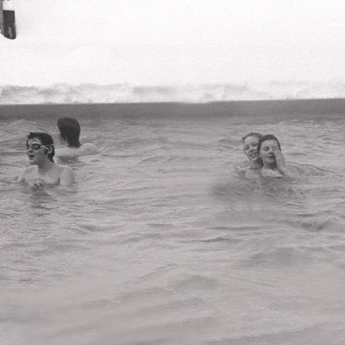 ,, Sundkennslan fer því fram í mikilli törn að vorin, svo mikilli að merkilegt má teljast að krakkarnir verði ekki vatnssósa. Til dæmis um það hve mikið gengur á fræðir Guðráð okkur á því að hann hafi reynt að mæla hve langt krakkarnir synda í hverjum tíma og komist að þeirri niðurstöðu að séu leikir og ærsl meðtalin syndi 11 ára barn um 700 metra í einni kennslustund.’’ (9. Júlí 1977).