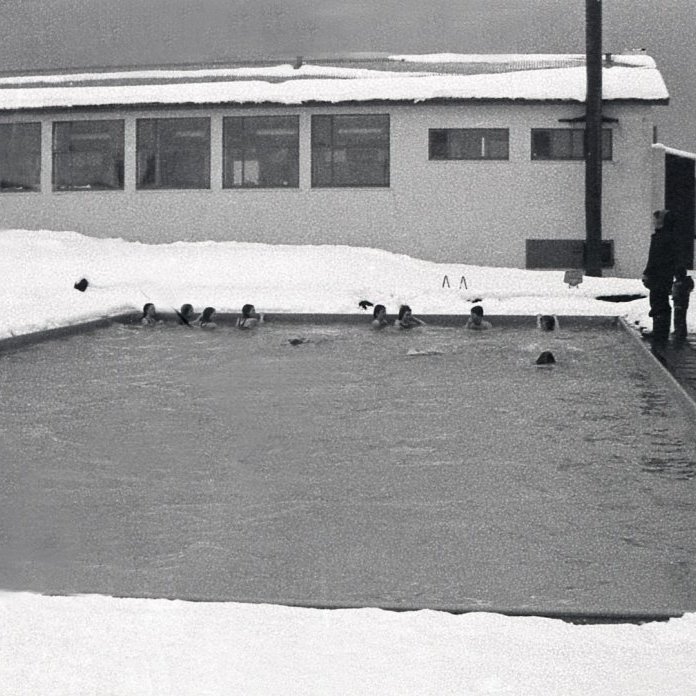 ,,Sundlaugin er byggð í tengslum við barnaskólann og gert er ráð fyrir að íþróttahús verði byggt í tengslum við búningsklefa sundlaugarinnar þannig að þeir nýtist fyrir hvorutveggja. Standa þessi mannvirki hátt í plássinu og taka sig vel út. Neðan við hólinn sem skólinn og sundlaugin standa á er íþróttavöllurinn. Þegar íþróttahúsið er komið í gagnið verða þeir Grundfirðingar komnir með ákaflega skemmtilega aðstöðu fyrir sitt unga fólk, á hólnum og undir honum.’’ (9. Júlí 1977). Á þesssari mynd stendur Guðráð á laugarbakkanum við sundkennslu og með honum er dóttir hans Eva Jódís sem fylgist með. Til gamans má geta að eftir að Guðráð útskrifaðist sem íþróttakennari og eiginkona hans Hjördís Villhjálmsdóttir heitinn útskrifaðist sem leikskólakennari, fluttust þau til Grundarfjarðar og tóku þátt í mikilli uppbyggingu og vinnu við að móta skólastarfið. Leikskóli var stofnaður og byggður, það var Rauða krossdeildin og og sveitafélagið sem sáu um þá framkvæmd, leikskólinn var opnaður þann 15 nóvember árið 1979 og var Hjördís forstöðumaður ásamt Guðbjörgu Guðmundsdóttur. Það loforð sem Guðráð fékk frá þáverandi sveitastjóra um að nýtt og vel búið íþróttahús væri handan við hornið lét aðeins bíða eftir sér og samkomuhúsið var áfram í hlutverki íþróttahús með meiru. Það var því mikil ánægja hjá íþróttakennaranum og öllum öðrum íbúum Grundarfjarðar þegar nýtt og flott íþróttahús var vígt haustið 1989 eftir að hafa verið í byggingu frá árinu 1978. Þau Guðráð og Hjördís störfuðu hér í Grundarfirði alla sína starfsævi, á þeim tíma sem uppbygging var mikil. Auk þess fluttust þau til Noregs um nokkura ára skeið til þess að afla sér enn meiri menntunnar t.d. vegna  sérnáms.  Eftir þá menntun  komu þau til baka, heim til Grundarfjarðar þar sem námið kom að góðum notum fyrir samfélagið okkar.