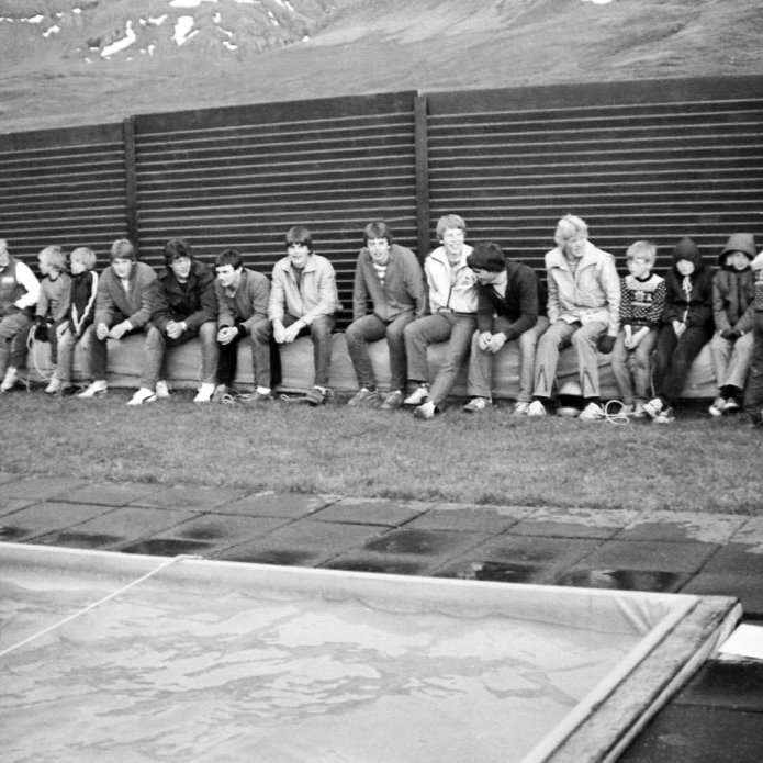 Þannig líður tíminn! Unglingarnir og krakkarnir sem sitja á þessari mynd á yfirbreiðslu sundlaugarinnar eru í dag að nálgast eftirlauna aldur. Sundlauginn hefur ekki verið stækkuð á þessum tíma enda ekkert heitt vatn ennþá fundist, samt sem áður hefur öll aðstaðan verið endurbætt. Sundlauginn í Grundarfirði er þægileg lítil sundlaug á besta stað í bænum steinsnar frá tjaldsvæðinu. Sundlaugin er notaleg 16,67 metra löng og við laugina eru vaðlaug, tveir heitir pottar og sauna. Sundlaugin og vaðlaugin eru aðeins opnar yfir sumartímann en heitu pottarnir eru opnir allt árið. Sumarið 2023 var byrjað að bora eftir hita í jörð við íþróttamannvirkin sem hafa verið hituð með olíu síðustu áratugi, en nú verður breyting þar. Nú í upphafi árs 2025 voru ræstar og teknar í notkun varmadælur í íþróttahúsinu í Grundarfirði.