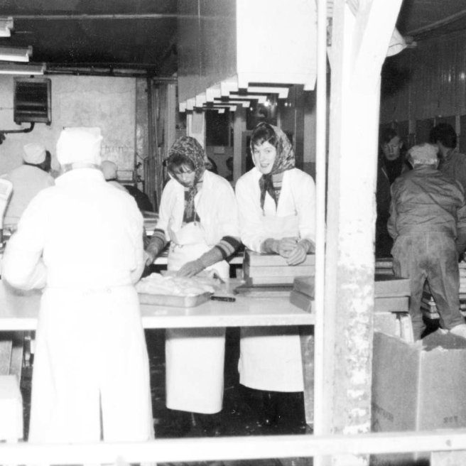 Þessi skemmtilega mynd er tekin í Hraðfrystihúsi Grundarfjarðar, konan lengst til vinstri er Sigríður Hallgrímsdóttir (Sigga í Vík), vinkonurnar fyrir miðri mynd hafa ekkert breyst og þekkjast vel en það eru þær Þórdís Jeremíasdóttir og Salbjörg Nóadóttir, það væri gaman ef einhver ber kennsl á mennina lengst til hægri á myndinni.