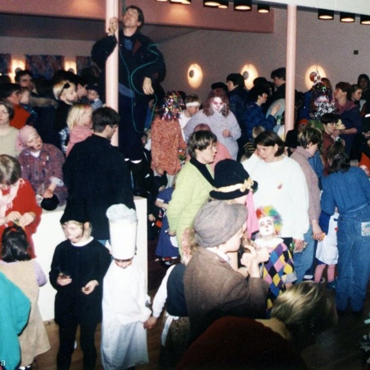 Þessi skemmtilega og fjölmenna mynd er frá Öskudegi í samkomuhúsinu sennilega árið 1994