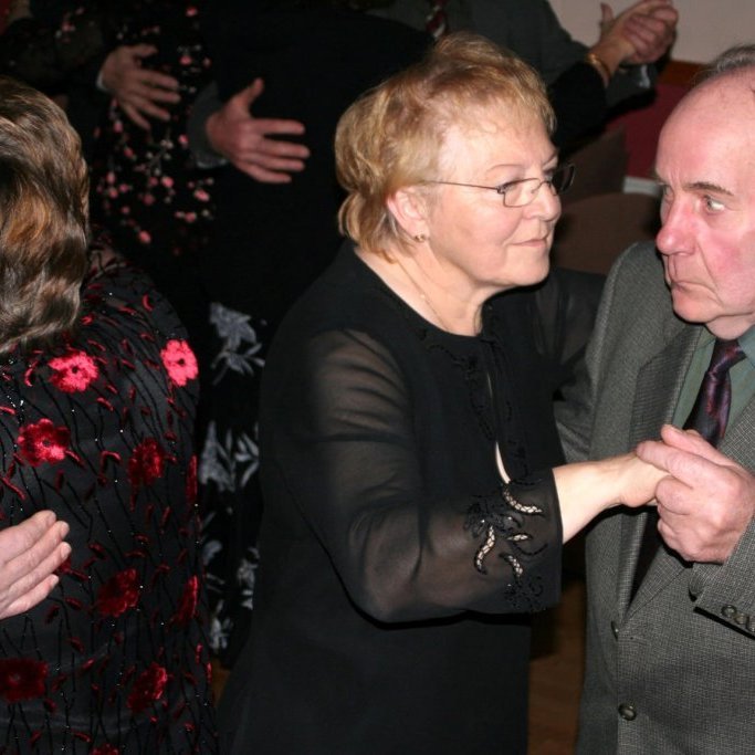 Þessi fallega mynd er af þeim heiðurshjónum Huldu Valdimarsdóttur og Elísi Gíslasyni sem stíga þarna dans í samkomuhúsinu