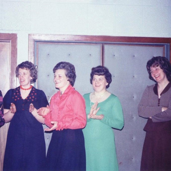 Fallegar og hressar kvenfélagskonur á skemmtun í samkomuhúsinu, talið frá vinstri Aðalheiður Magnúsdóttir, Elísabet Árnadóttir, Jensína Guðmundsdóttir, Guðmunda Hjartardóttir, Elín Valdimarsdóttir og Björk Guðlaugsdóttir.