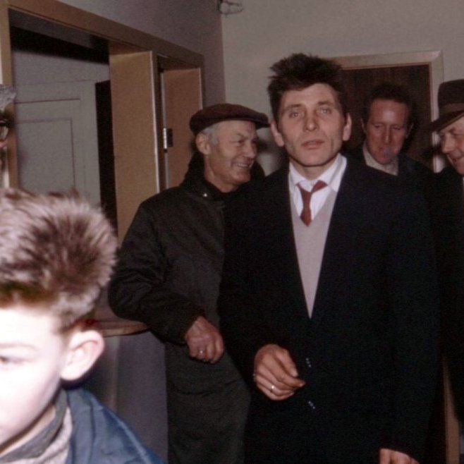 Þessi skemmtilega mynd er tekin í samkomuhúsinu líklega árið 1962. Drengurinn fremst á myndinni er Þorsteinn Björgvinsson, Björgvin Bjarnason. Næstir eru talið frá vinstri Guðni Elísson, Anton Finnsson, Ragnar Kristjánsson og Ingjaldur Sigurðsson