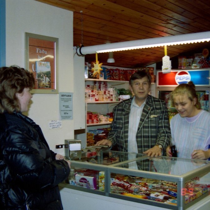Þessi skemmtilega mynd er tekin af þeim feðginum Friðrik Áskel Clausen og Önnu Dröfn Clausen, það er Guðmunda Ragnarsdóttir sem er þarna að versla í Ásakaffi.