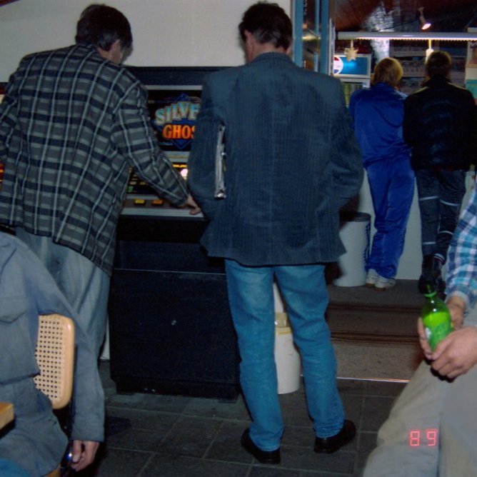 Þessi mynd er tekin í Ásakaffi, Ási er að sýna hvernig spilakassarnir virka, ungu mennirnir sem sitja þarna í skálanum eru þeir Þorsteinn Björgvinsson og Jens Kristján Jensson.