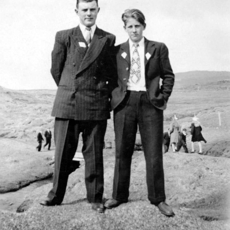 Þessi flotta mynd er af þeim félögum Hinrik Elbergssyni og Páli Ásgeirssyni mági hans? Getur verið að myndin sé tekin við Setberg og að fólkið sé prúðbúið á koma frá messu?